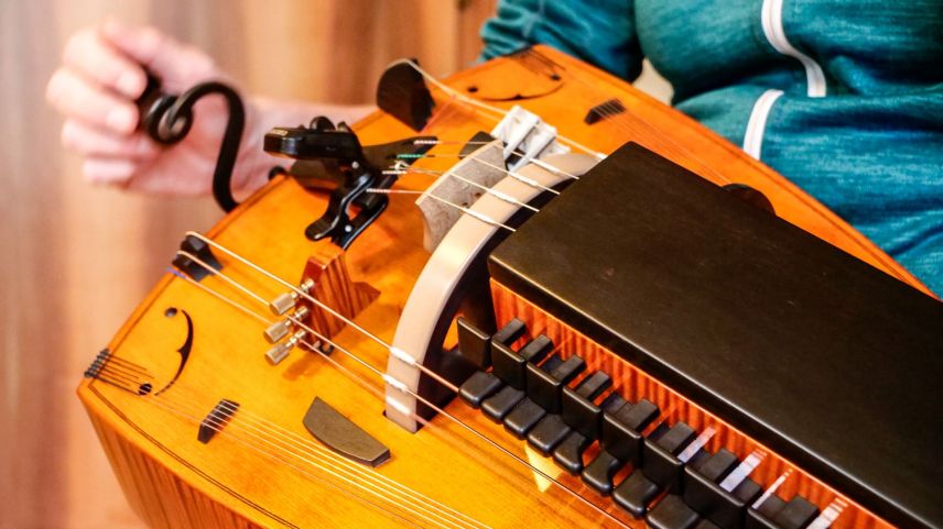 Der Sound der Drehleier wird von einem dudelsackähnlichen Grundton, dem Bordun-Ton, geprägt. Foto: Jon Duschletta