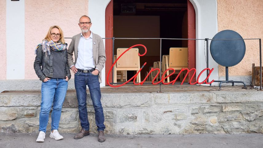 L’emigranta e l’immigrant da Lavin chi han realisà insembel il film documentar «Exodus»: Chatrina Gaudenz ed Kurt Reinhard.  fotografias: Michael Steiner/Kurt Bernhard