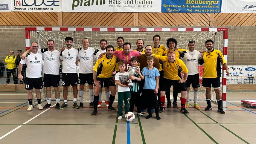 Die Sieger «Galatasaray Samedan» und Zweitplatzierten «FCC Senioren» der Kategorie «Hobby» am diesjährigen Hallenfussballturnier des FC Celerina. Foto Mauro Caflisch