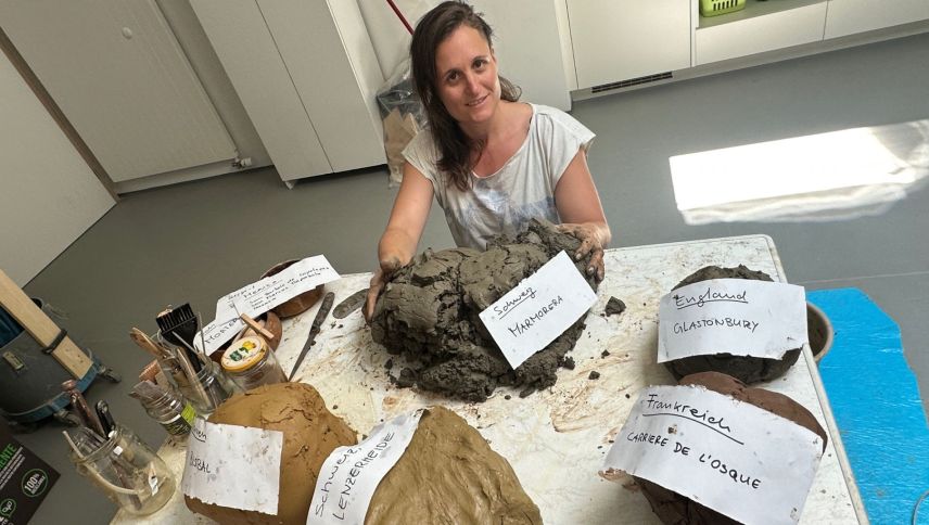 Madlaina Fontana mit Tonsammlungen aus verschiedenen Erdteilen. Foto: Madlaina Fontana