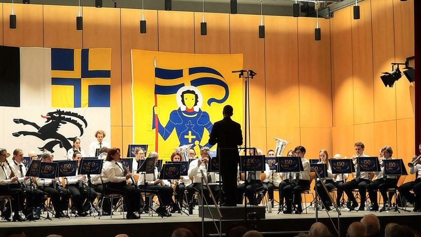 Die Musikgesellschaft St. Moritz hat unter der Leitung von Dirigent Alessandro Pacco am Samstagabend ihr 150-jähriges Jubiläum gefeiert (Foto: Not Janett).