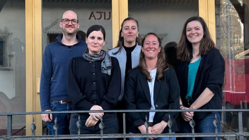 La nouva suprastanza da l’UdG, da schnestra: Jon Duri Pult, Fadrina Hofmann, Carmen Baumann, Victoria Mosca e Gianna Duschletta. fotografia: Martin Camichel