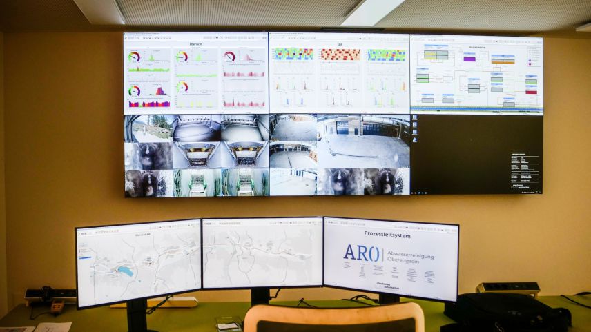 Blick auf die Überwachungs- und Steuerungsmonitore im Kontrollzentrum der ARA Oberengadin. Foto: Jon Duschletta