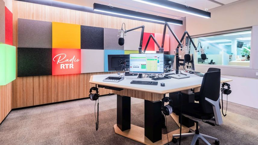 Il resultat da la votumaziun davart l’iniziativa «200 francs bastan» varà consequenzas per la sporta ed il persunal  dad RTR (fotografia: RTR).