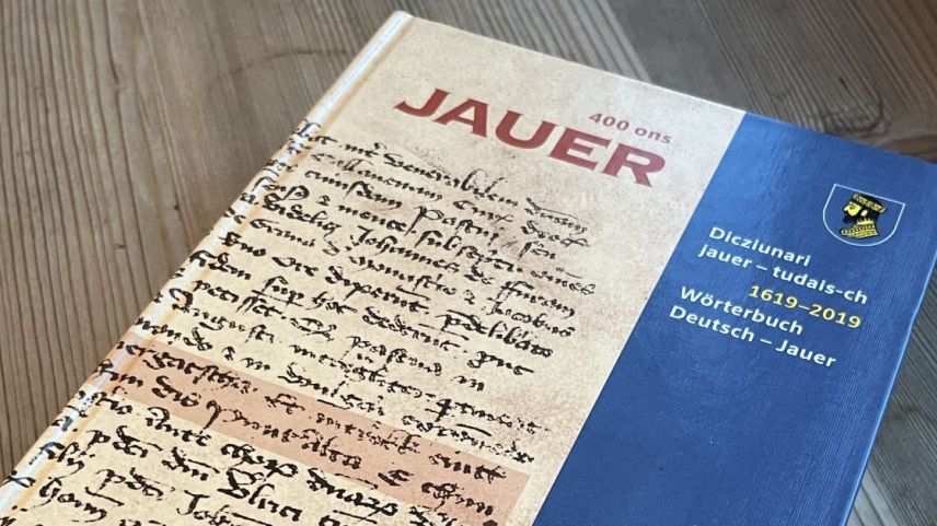 Ramassà l’inter s-chazi da pleds jauers i’l nouv dicziunari jauer, cumpilà da Gion Tscharner ed edi da la Biblioteca Jaura (fotografia: David Truttmann).