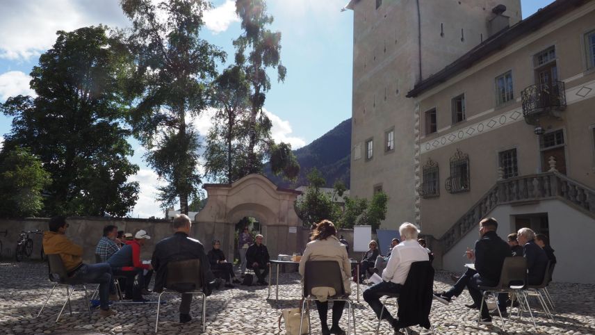 La cultura ha fat rudè illa cuort dal Chastè Planta-Wildenberg a Zernez – üna vainchina da rapreschantantas e rapreschantants dad instituziuns culturalas da la regiun s’han imprais a cugnuoscher (fotografia: David Truttmann).