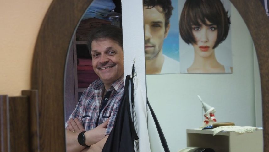 Quatter decennis cuafför in seis Salon Daniel a Müstair. Daniel Schgör disch: «Il plü jent fetscha insè ün tagl per homens, perquai cha lura daja pelplü üna discussiun sur da la chatscha, il sport o la politica.» (fotografia: David Truttmann).