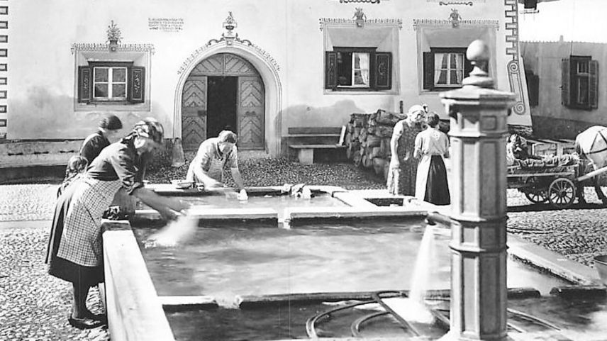 Das Leben im Unterengadin war ein anderes als im touristischeren Oberengadin. In Scuol wuschen die Hausfrauen  ihre Wäsche das ganze Jahr über im Dorfbrunnen. 	Foto: nossaistoriga.ch/Albert Schocher