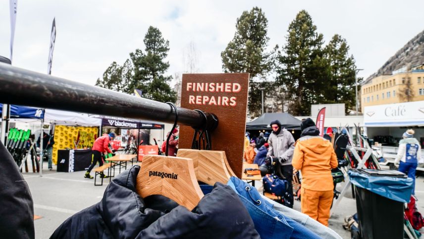 Fertig reparierte Kleidungsstücke warten auf die Abholung. Foto: Jon Duschletta