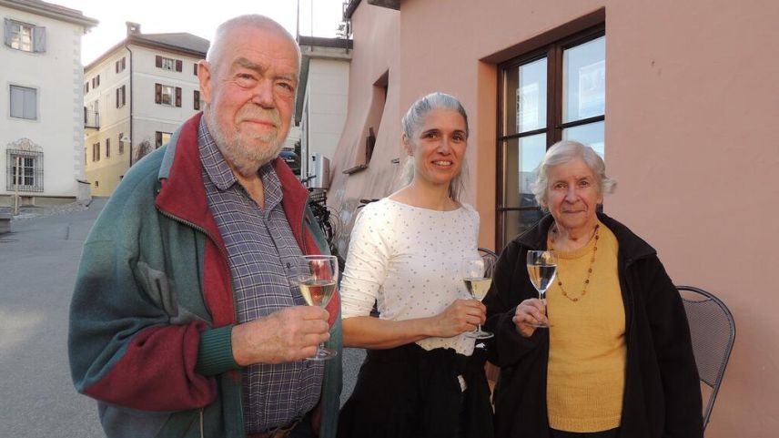 Klaus Haas, Seraina Guler e Cilgia Haas davo la radunanza generala. fotografia: Benedict Stecher