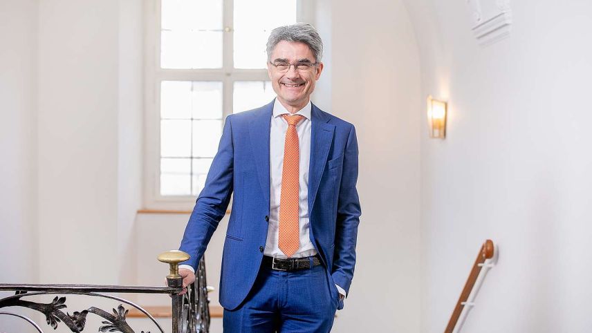 Davo dudesch ons va a fin a Silvester la carica da cusglier guvernativ Mario Caviegelli. In avegnir as vezzaraja a Mario Cavigelli in otras caricas importantas. 		fotografia: Caroline Staeger