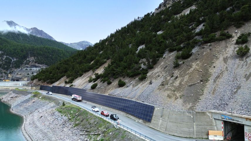 Visualisaziun da l’implant fotovoltaic da las OEE in vicinanza da la  Punt dal Gall (fotografia: OEE).