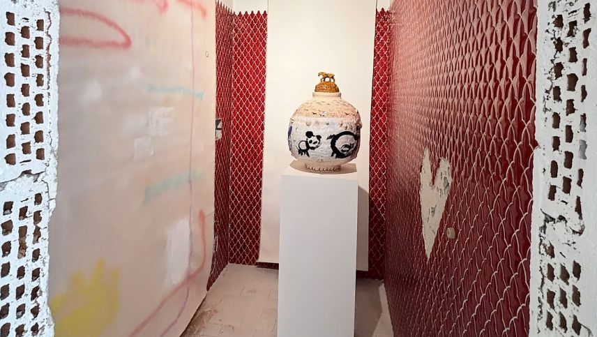 Die Keramikvase «Satteln Sie Ihr Pferd» von Yvonne Rogenmoser. Foto: Sabrina von Elten