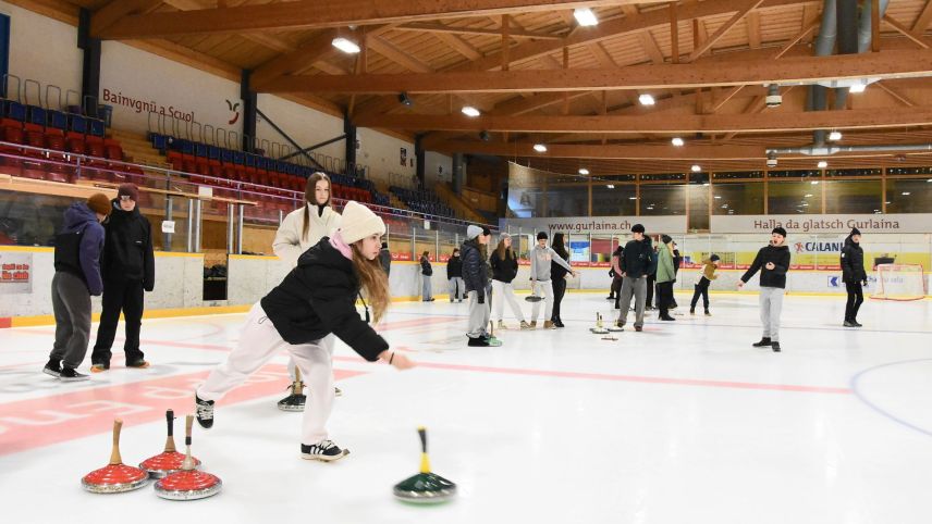 La scoula da Scuol ha giovà ün turnier da tschoccas illa halla da glatsch Gurlaina (fotografia: Nicolo Bass).
