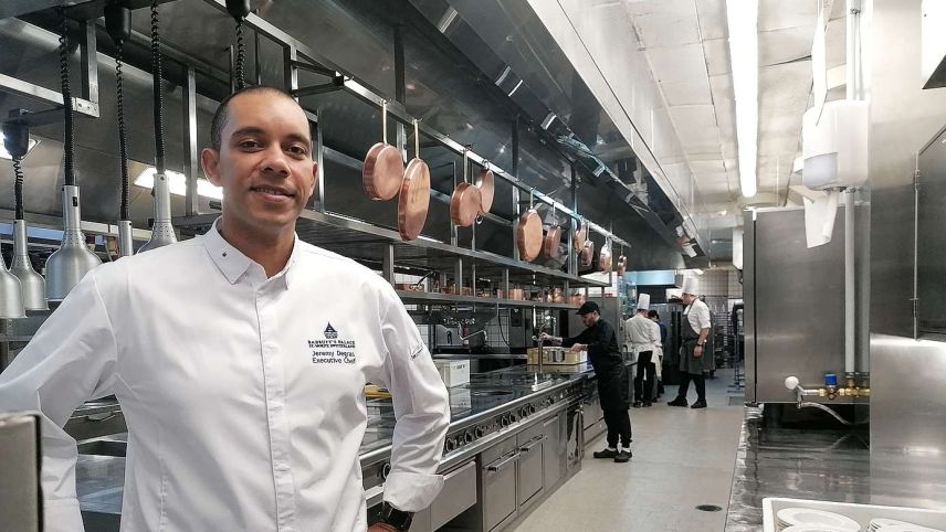 Jeremy Degras ist gut vorbereitet. Seit einem Jahr leitet der Franzose die Hotelküche im Badrutt’s Palace. Foto: Denise Muchenberger