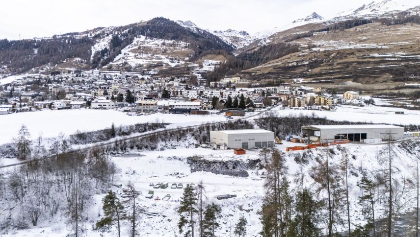Die neue Heizzentrale wird links neben den Gebäuden der Firma Crüzer gebaut (Bildmitte). Foto: Mayk Wendt