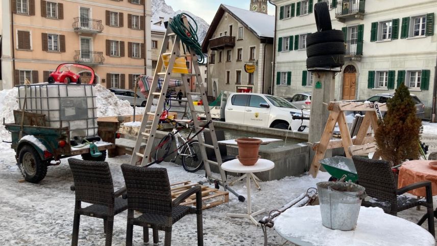 La plazza cumünla da Sent preschainta il mantun da Babania (fotografia: mad).