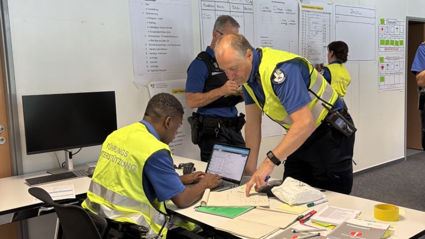 In der Einsatzzentrale der Polizei laufen alle Fäden zusammen.   Foto: Lorenzo Tuena