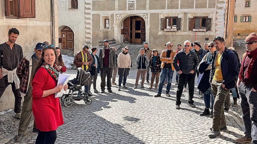 Flurina Badel (in cotschen) ha dat üna survista da la situaziun da viver a Guarda (fotografia: Martin Camichel).