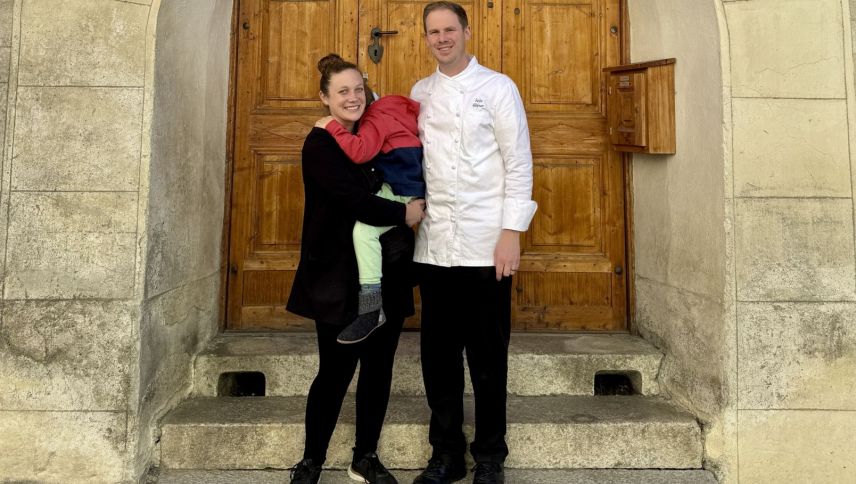 Sophie Badel und Felix Hüfner mit Söhnchen Merlin fühlen sich in Guarda zu Hause. Foto: Fadrina Hofmann