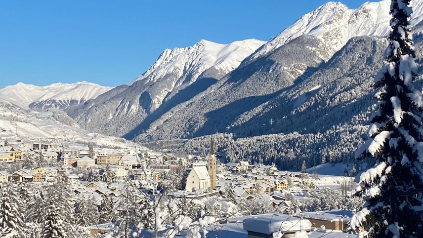 La radunanza cumünala da Scuol ha acceptà il preventiv 2024 (fotografia: Nicolo Bass).