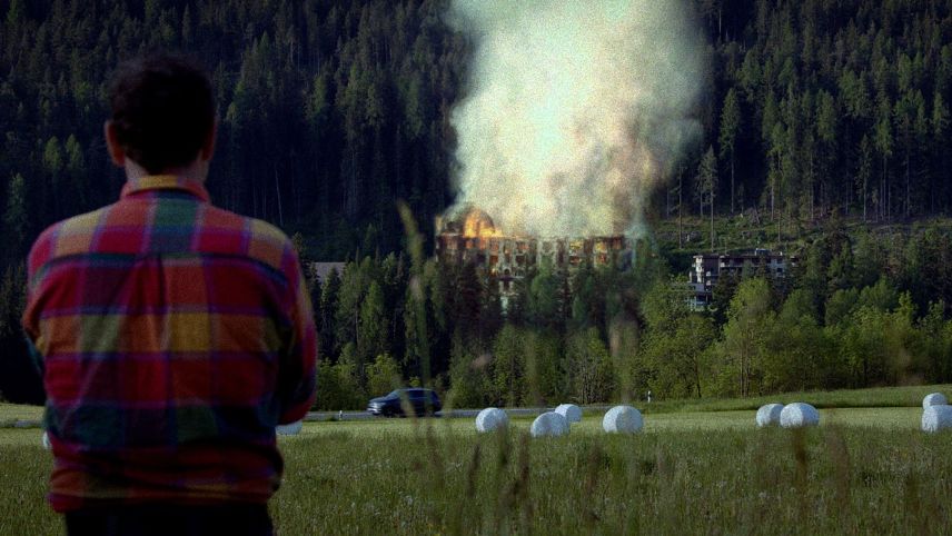 Eine Person fiel während des Hotelbrands besonders auf. Filmmontage Turaco Filmproduktion