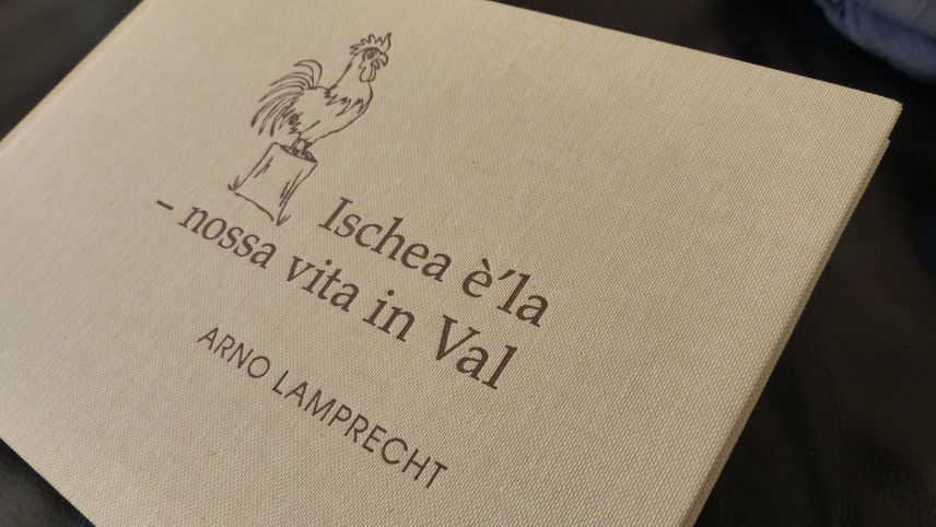 Prosmamaing preschainta Arno Lamprecht a Lü, Valchava e Müstair seis cudesch (fotografia: Flurin Andry).