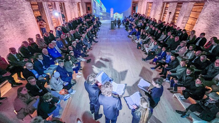 Ein Origen-Chor (vorne) hat die Feierlichkeiten in der vormaligen Kutschenremise in Mulegns musikalisch mit Heimwehliedern in vier Sprachen untermalt.