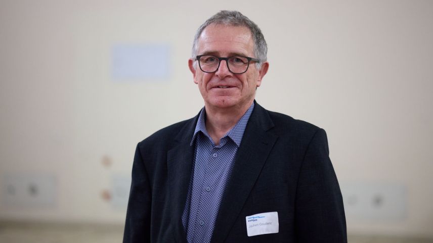 Jachen Gaudenz es respunsabel per la gestiun ed il mantegnimaint da l’ouvra. Davo 40 ons pro la OEE va el uossa in pensiun (fotografia: Michael Steiner).