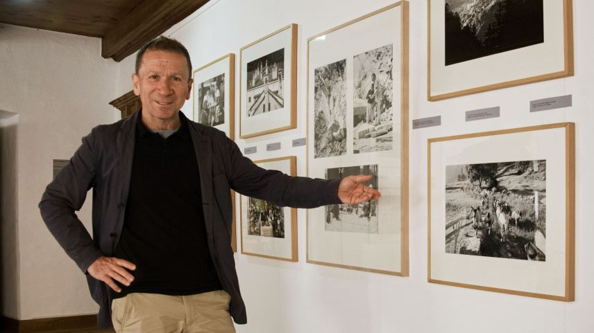Jakob Messerli führt mit viel Freude durch die Ausstellung. 			Fotos: Barbara Esther Siegrist