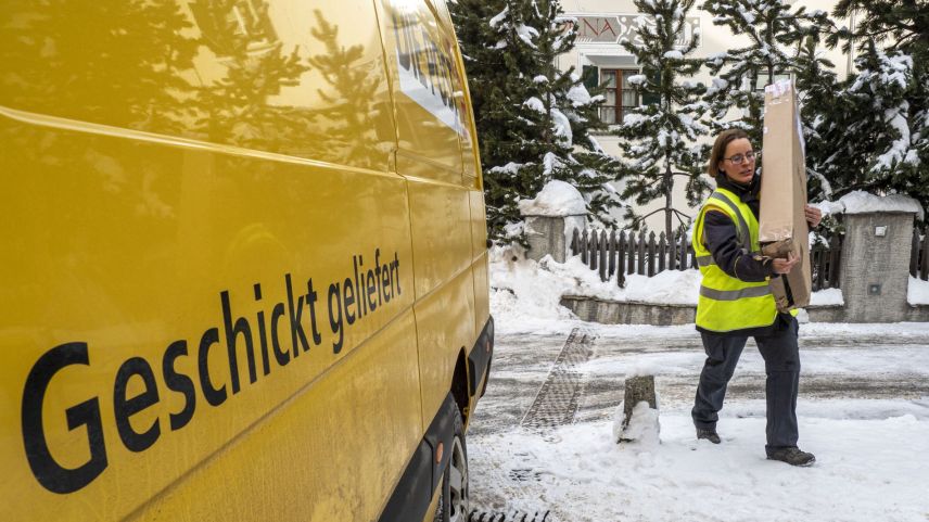 Angela Jutzi bringt seit 16 Jahren die Pakete an ihre Empfänger.  Foto: Tiago Almeida