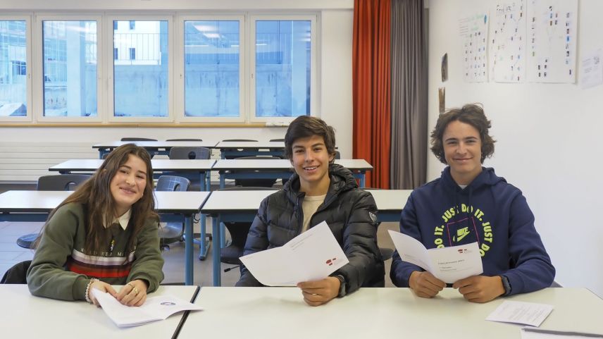 Laura Koppenberg (links) aus Scuol, Aronne Beti (Mitte) aus Pontresina und Maurin Egger (rechts) aus Samedan möchten einen Einblick in die Politik erhalten und nehmen an der diesjährigen Jugendsession in Bern teil. Foto: Valentina Baumann
