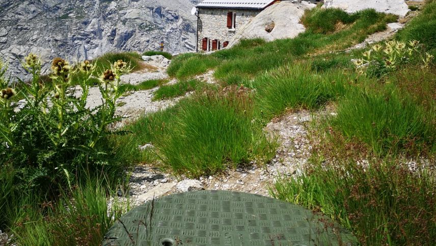 Auf der Forno-Hütte helfen gefüllte Reservetanks mit (im Bild ist der Deckel eines solchen zu erkennen), den Wasserbedarf zu decken. Foto: z. Vfg