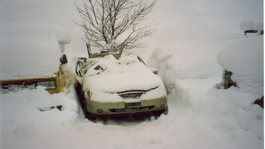 Eines der von der Lawine erfassten Autos. Foto: Peder Caviezel