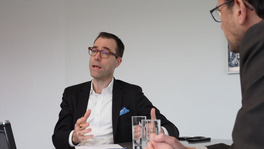 Nicolas Pernet, Direktor RTR diskutiert mit Maurus Blumenthal, Direktor BGV, über die SRG-Initiative (Foto: David Truttmann). 