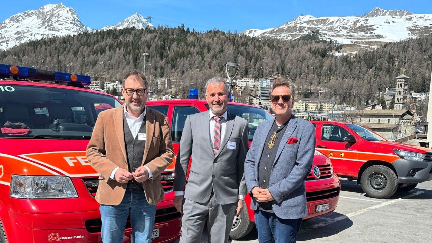 Wünschen sich mehr Wertschätzung für die Arbeit der Feuerwehren. Von links: Regierungsrat Peter Peyer, Roland ­Farrèr, Präsident BFV und Christian J. Jenny, Gemeindepräsident von St. Moritz (Foto: Nicolo Bass).