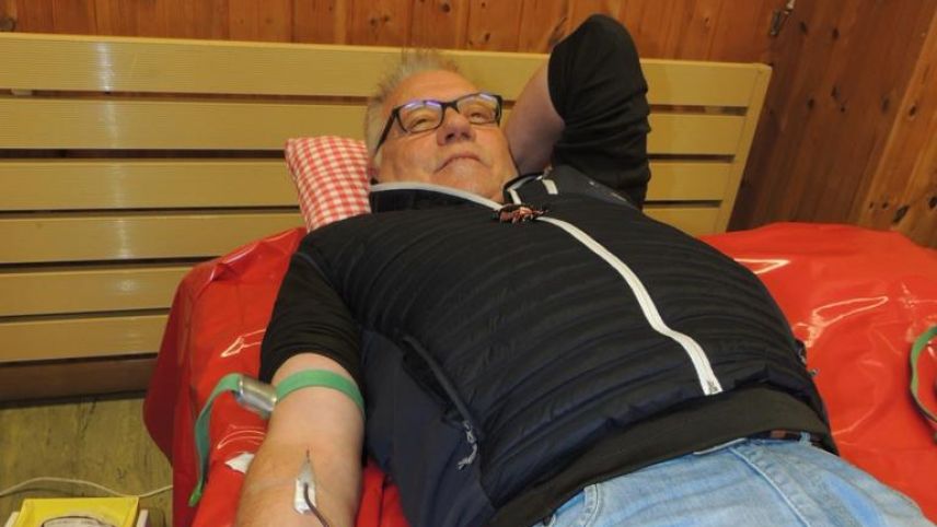 Divers persunas s’han chattadas a Scuol per dar sang (fotografia: Benedict Stecher).