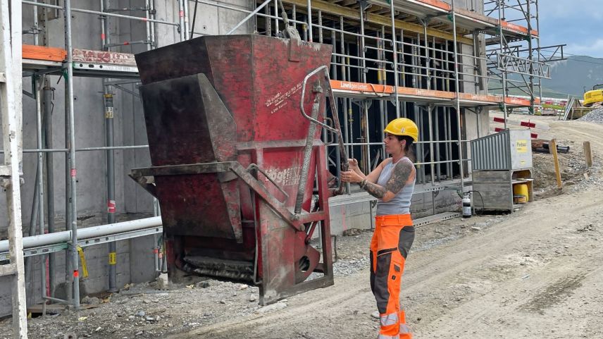 Auf der Baustelle ist Rahel Famos in ihrem Element. 