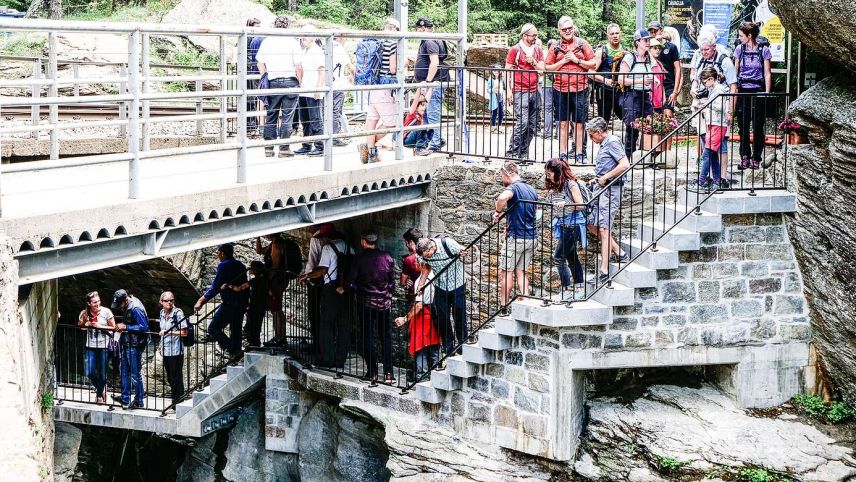 Grossandrang herrschte am Samstag beim Einstieg in den neuen Schluchtenweg «Orrido di Cavaglia». Fotos: Jon Duschletta