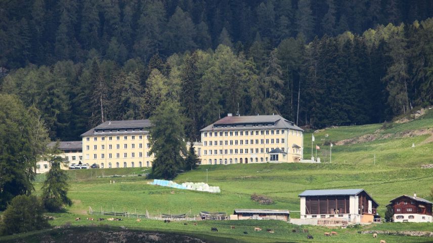 L’Institut Otalpin sur il cumün da Ftan dess restar üna scoula media per la regiun, disch il directer Jared Nolan: «Id es part da l’etos dal IOF cha la scoula es inragischada illa regiun e colliada internaziunalmaing.»