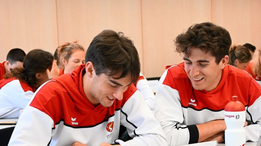 Niclas Steiger und Jon-Fadri Nufer diskutieren über das Sponsoring- Dossier, das sie bereits angelegt haben. 	Foto: Reto Stifel