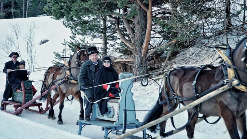 In traditioneller Engadiner Festtagstracht trotzten die Teilnehmer der Kälte. 