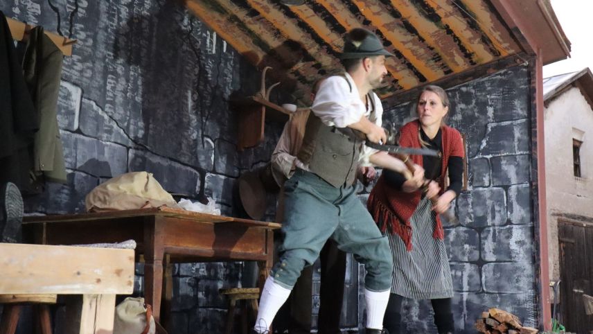 Per realisar il gö liber as partecipescha üna trentina persunas da Tschierv fin Müstair (fotografia: Martin Camichel).