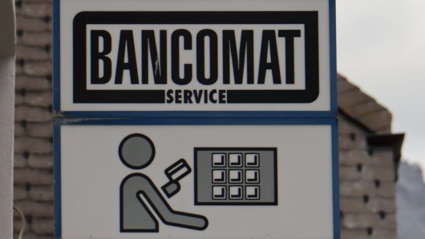 Üna charta averta pretenda cha’Il bancomat a Sent, chi’d es gnü tut our d’funcziun la mità da lügl, gnia darcheu reactivà (fotografia: Martin Camichel).