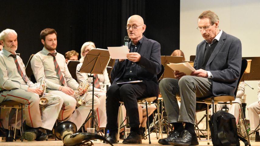 In occasiun dal concert da la Società da musica Tschlin han preschantà Duri Janett ed Erwin Salis la cronica da 150 ons (fotografia: Nicolo Bass).