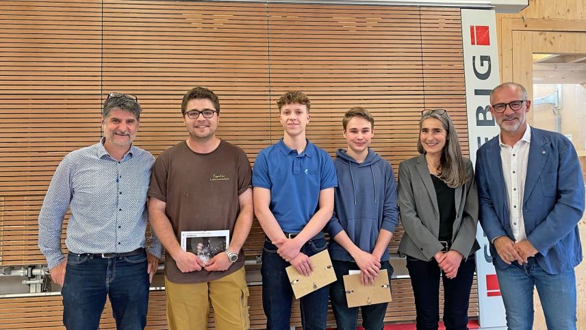 V.l.: Remo Püntener BDN Engiadina Stiftung, Yanik Debrunner 3. Lehrjahr und Jannes Höbenreich (2.), beide Sieger «Holz Kreativ», Damian Sprecher (4.) Sieger «U-Modell», Katharina Rohr Helmy und Alessandro Forcella beide BDN Engiadina Stiftung. 