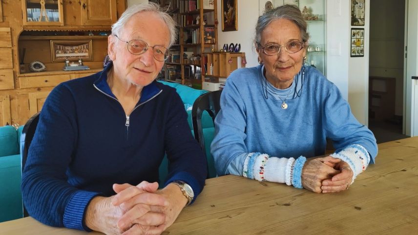 Ils consorts Gion e Maria Luisa Camenisch insembel in lur dachasa ad Uttwil i’l chantun Turgovia. fotografia: Luisa Cadonau