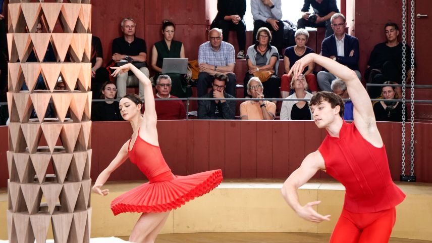 Die erste Solistin des Bayerischen Staatsballetts Madison Young und Tänzer Severin Brunhuber umtanzten das Modell «Ospizio». Foto: Jon Duschletta