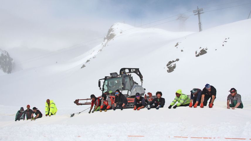 Die Gletscherpiste auf der Diavolezza wurde mit einem Schutzvlies, das im Sommer vor Hitze und Regen schützt, 
eingepackt. Fotos: Stefanie Wick Widmer