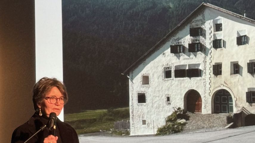 Die Architektin Karin Sander wohnt in Ardez. Sie ist als Bauberaterin und Denkmalpflegerin beim Kanton St. Gallen tätig. Foto: z.Vfg